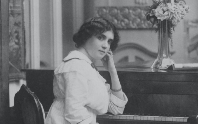 Un viaje al mundo femenino en blanco y negro: una exposición en Murcia muestra los modelos de mujer desde 1860 a 1930
