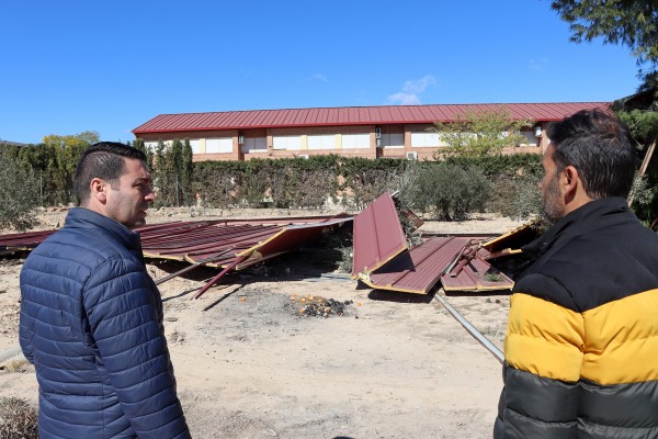 El viento arranca la cubierta del colegio Vista Alegre de Las Torres y obliga a suspender las clases