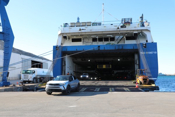 El Puerto de Cartagena estrena el 'tráfico ro-ro' y descarga 1.000 coches importados de Francia