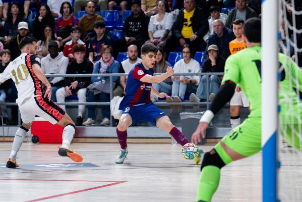 ElPozo asalta el Palau y se coloca a tres puntos del liderato del Barça