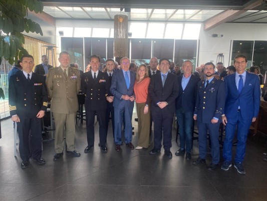 Representantes militares explican a los empresarios las oportunidades de negocio que ofrecen los ejércitos a las compañías regionales