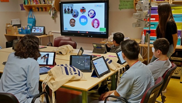 Alumnos de Secundaria llevan la formación tecnológica a los estudiantes hospitalizados en La Arrixaca