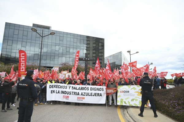Los sindicatos calientan la huelga en Cevisama... mientras Ascer confía en el acuerdo in extremis