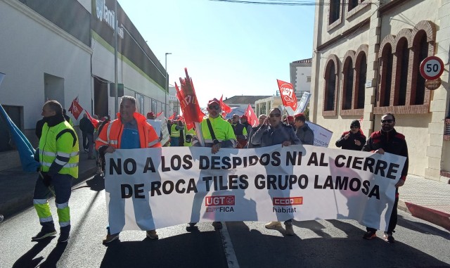 Más de 500 personas se manifiestan contra los despidos en Roca Tiles