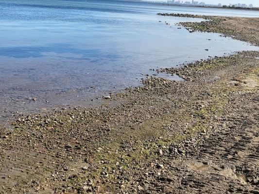 Los vecinos de Los Nietos claman por unas playas dignas ante el 