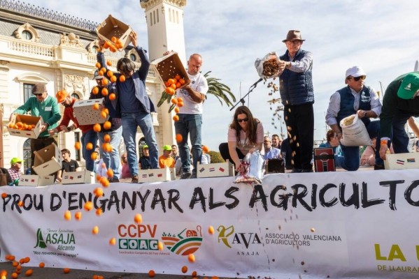 El campo valenciano protesta separado por 1.700 kilómetros: defensa de la agricultura en València y Bruselas