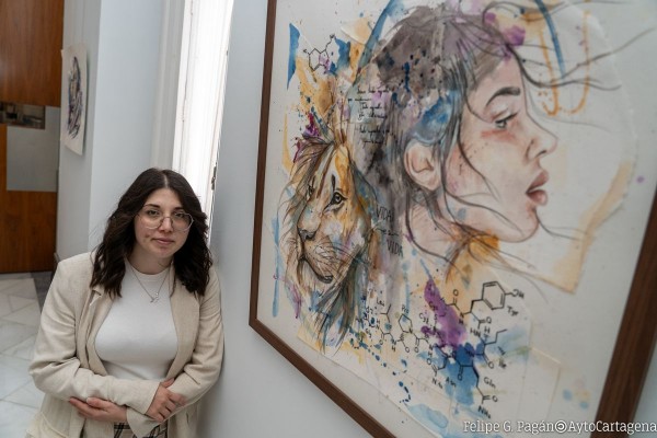 La artista Ceyma expone su grito de amor a la vida en el Palacio Consistorial de Cartagena: 'La cosecha de la abeja'
