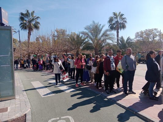 Largas colas en Murcia para recoger la verdura que entregan los agricultores en la manifestación