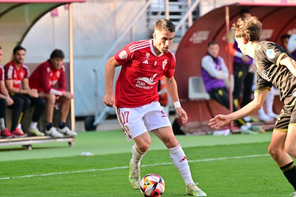 Lo habitual con el estadio poblado: el Murcia patina cuando podía acariciar la promoción