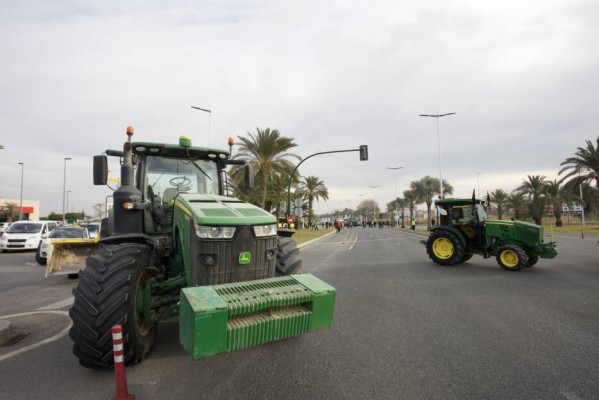 Los tractores de las organizaciones agrarias tomarán Murcia capital el miércoles y no descartan cortar autovías