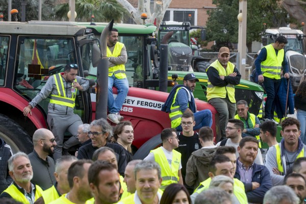 Cruce de reproches entre López Miras y la Delegación por el cerco a la Asamblea