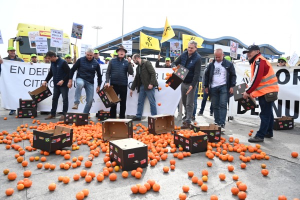 El sector agrario rebaja el tono pero insiste en la lucha contra la competencia desleal