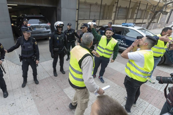 El PP pide la dimisión de la delegada del Gobierno por el cerco de los agricultores a la Asamblea