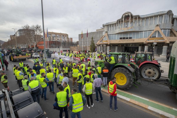 Los agricultores bloquean las salidas de la Asamblea y zarandean el coche de López Miras