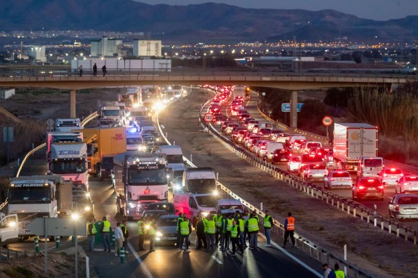 Los agricultores vuelven a la carga este lunes por la tarde y cortan otra vez la autovía entre Murcia y Cartagena