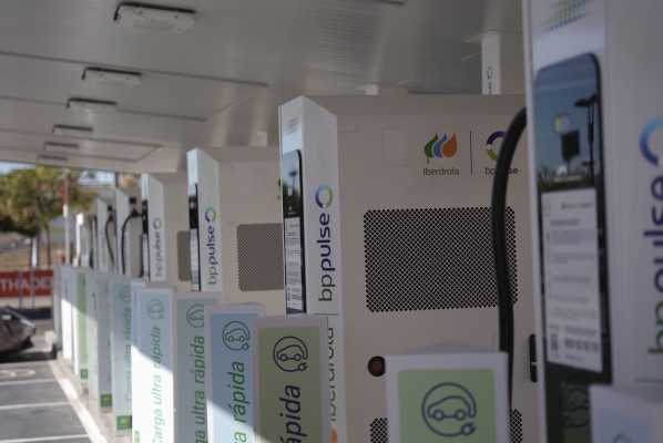 Iberdrola y  bp pulse estrenan la  primera estación de recarga ultrarrápida de Murcia