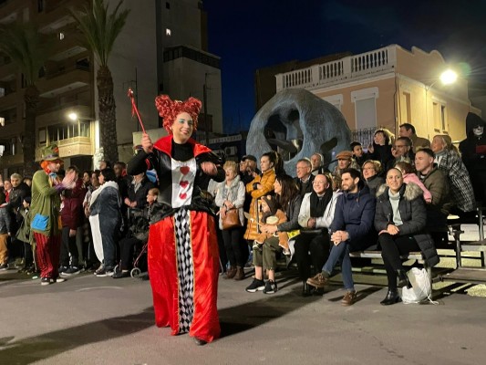 Las calles del Grau vibran con un gran desfile de Carnestoltes lleno de color y fantasía