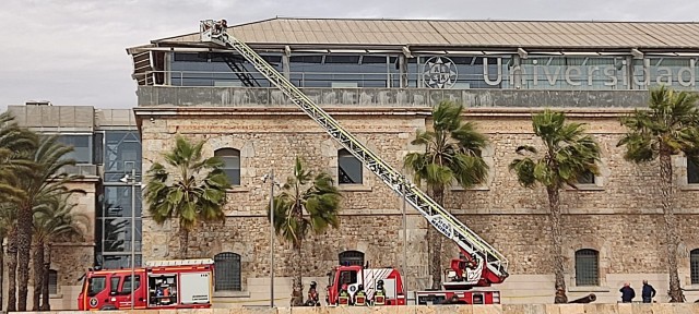 El aviso por vientos y oleaje se mantiene en la costa de Cartagena hasta mañana sábado