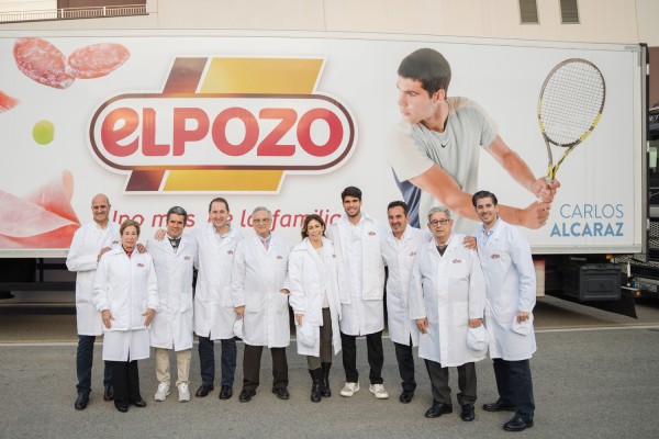 El embajador de la marca ELPOZO, Carlos Alcaraz, visita la sede central de la compañía en Alhama