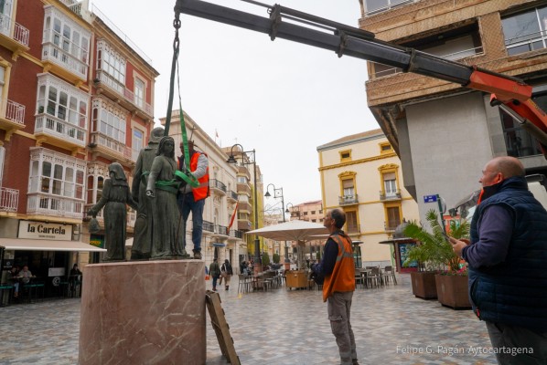 Retirado un nazareno del monumento al Procesionista de Cartagena para repararlo antes del Miércoles de Ceniza
