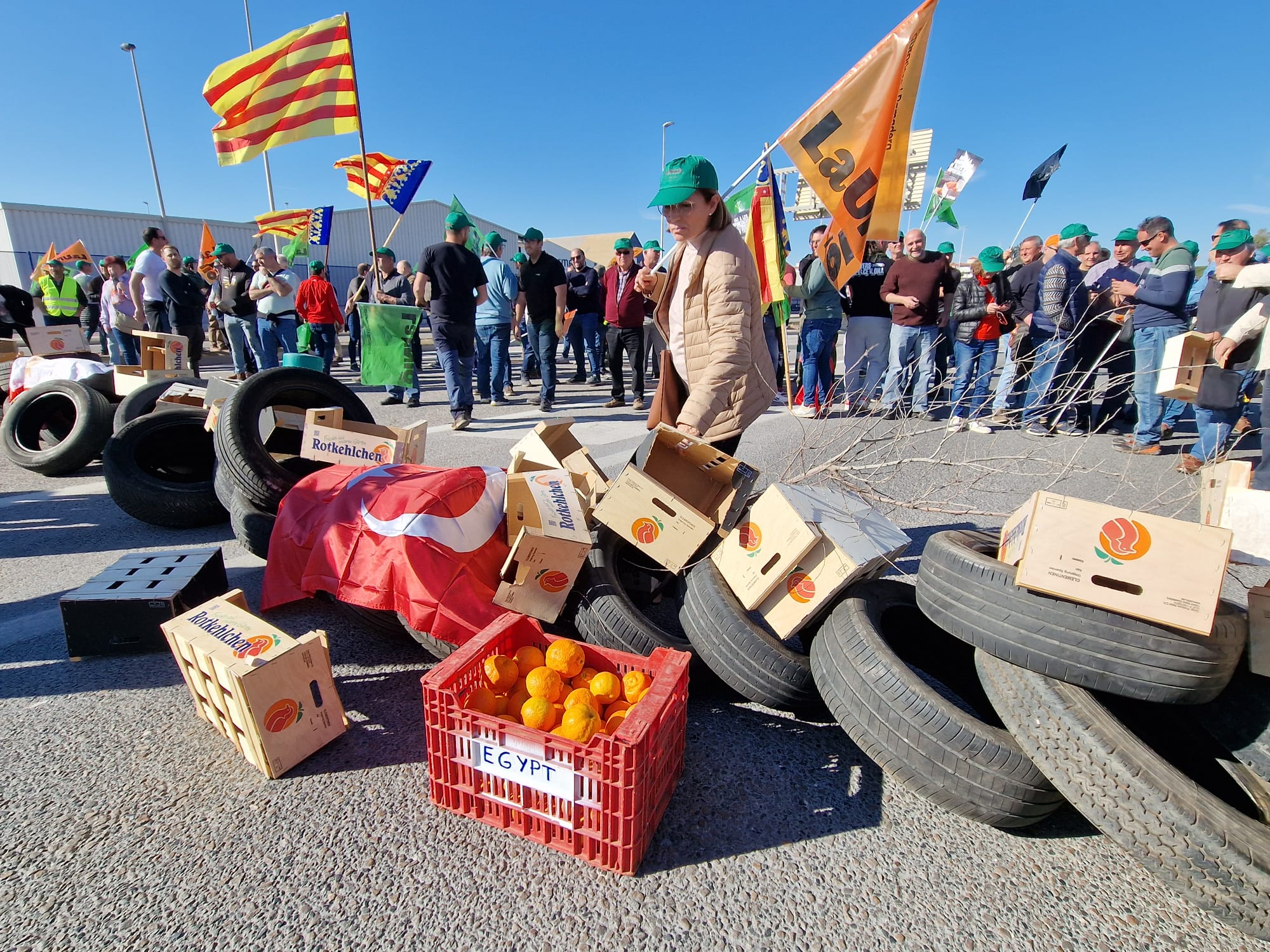 Más protestas por la crisis del campo: La Unió quema neumáticos y corta el acceso a PortCastelló