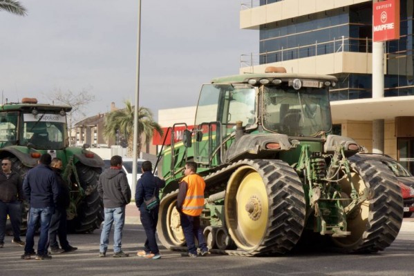 Los agricultores vuelven a cortar las carreteras de Murcia en el segundo día consecutivo de protesta