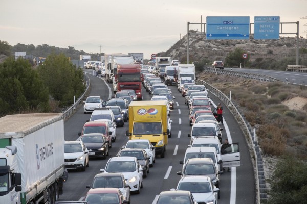 Las 'tractoradas' bloquean Murcia: las protestas de los agricultores colapsan la autovía y entran a la ciudad