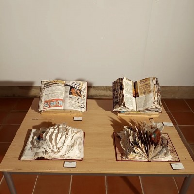 Cuando los libros se convierten en objetos de arte: viven, se mueven y hasta sangran en una exposición en Yecla