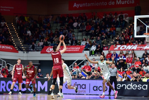 El UCAM CB arrasa al Bilbao para seguir entre los ocho primeros de la Liga Endesa
