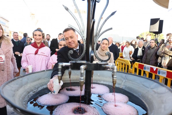 Burriana vive su día grande en honor a Sant Blai con la 'Font del Vi' 