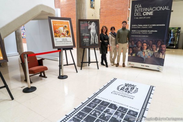 Un viaje por la historia del cine en Cartagena: una exposición 'mágica' reúne objetos de la colección de Alfonso Santos