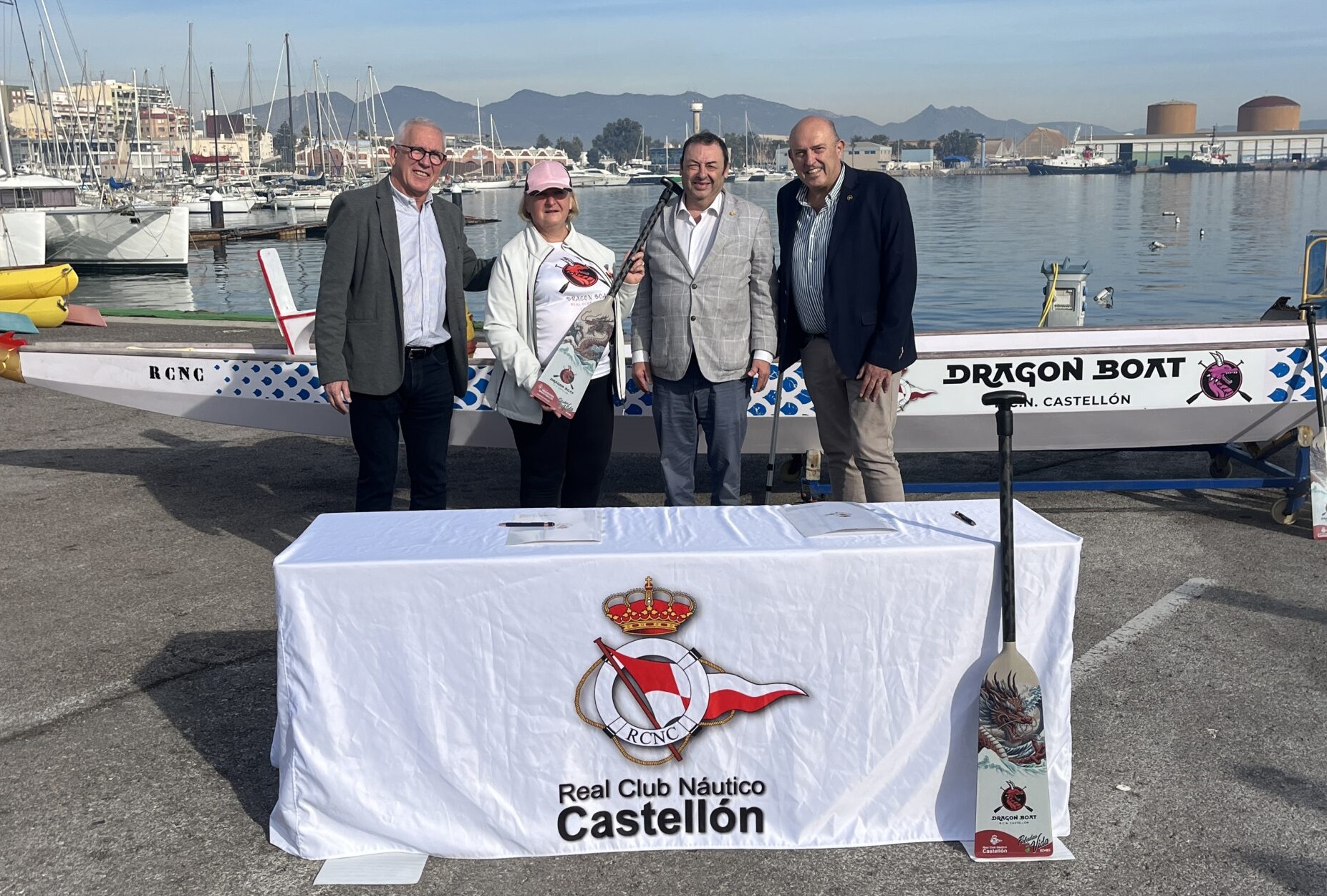 Los ingenieros industriales donan 10 palas para que recuperados de cáncer practiquen barco dragón 