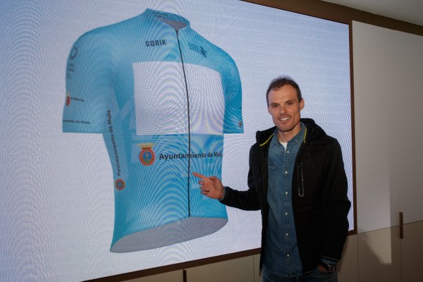 Doble homenaje de la Vuelta a Murcia a Luis León en Mula y con el maillot a la combatividad 
