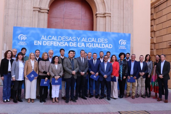 Los alcaldes del PP de la Región firman un manifiesto por la igualdad de los españoles