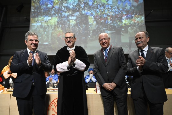 La UMU entrega su Medalla de Oro a Fundación Cajamurcia y nombra a Eva López Abellán 'alumna del año'