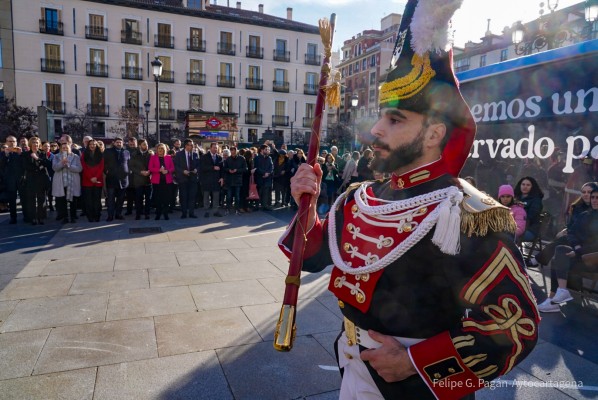 Los granaderos promocionan la Semana Santa de Cartagena en el centro de Madrid