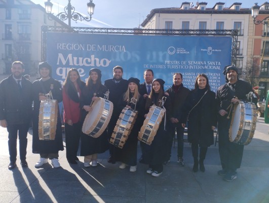 Los tambores de Mula suenan en Fitur con una demostración en el centro de Madrid