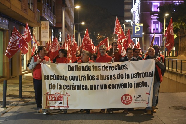 Unas 200 personas se manifiestan por la parálisis del convenio del azulejo