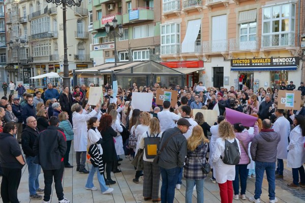 Los estudiantes de enfermería de Cartagena salen a la calle 