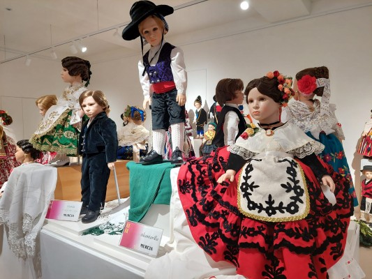 Más de un centenar de muñecos lucen los trajes regionales de la Región y resto de España en Alcantarilla