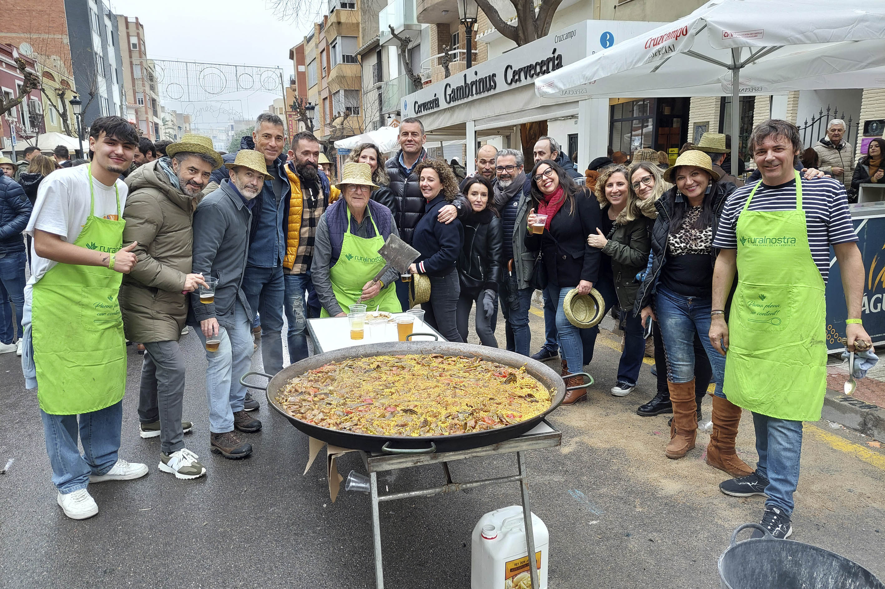 La lluvia no evita la fiesta: más de 35.000 personas se dan cita en el Día de las Paellas de Benicàssim