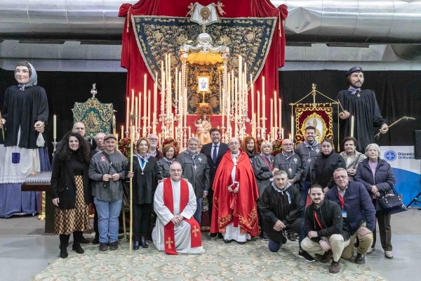 Alicante arropa a la réplica de la Santa Faz en la apertura de la Feria Diocesana Lux Mundi en IFA