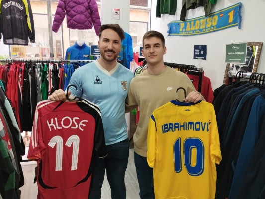 Pop-Up, la tienda itinerante que trae camisetas retro para los futboleros de Murcia