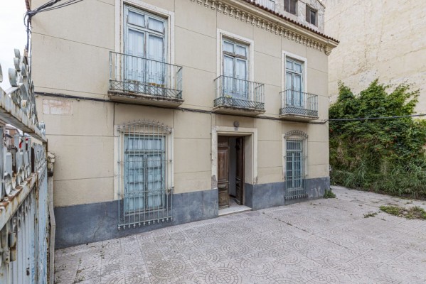 La histórica 'Casa de la Verja' de Algezares busca quien le haga recuperar su esplendor: cuelga el cartel de se vende 