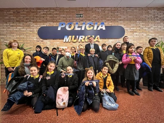 Los alumnos del colegio de la Flota conocen la comisaría de la Policía Local de Murcia