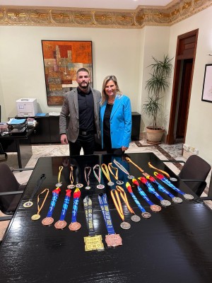Susana Fabregat recibe al castellonense Guillermo Gasca, campeón de Europa de Lucha
