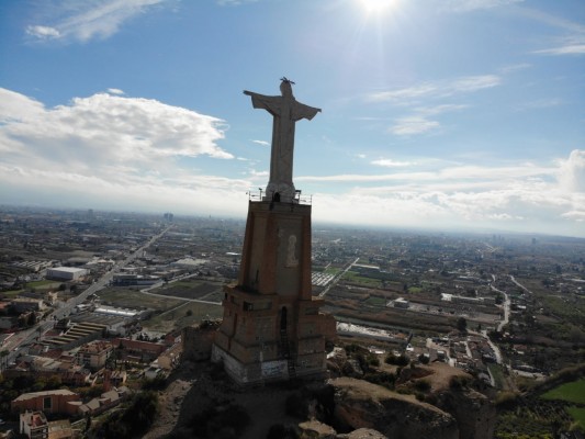 Denuncian el mal estado del Cristo de 
Monteagudo y exigen medidas inmediatas para evitar 
daños