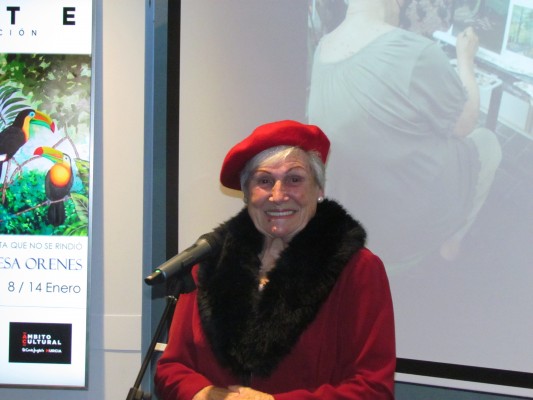 Teresa Orenes, la artista murciana que comenzó a pintar a los 70 años, expone a los 91 sus 'Huellas en el lienzo'