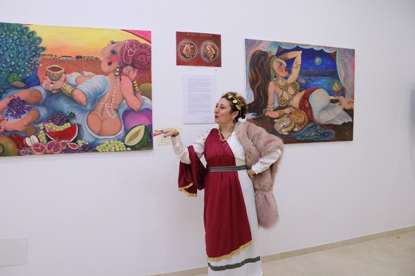 Las 'femmes fatales' de la unionense Antonia Esther Martínez seducen en el  Museo Etnológico de Roche