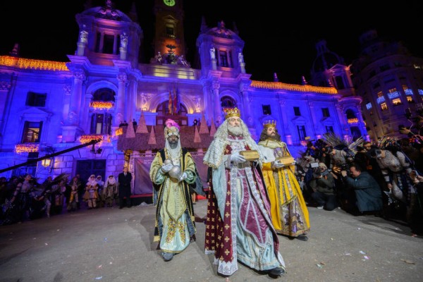 La Cabalgata de los Reyes Magos reparte ilusión en València: 